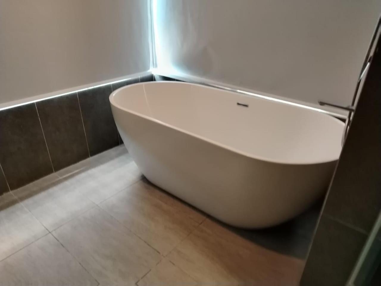 Astoria,4r3b,4kmtoklcc,1505sf,bigbalcony,newcondo,bathtub,nicefacilities Pangsapuri